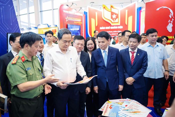 Chủ tịch Quốc hội Trần Thanh Mẫn và các đại biểu thăm gian trưng bày của Liên Chi hội Nhà báo Công an Nhân dân. Ảnh: Phạm Thắng