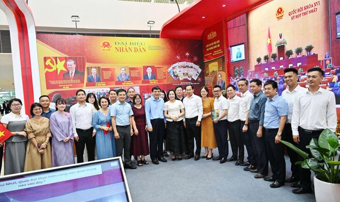 Phó Chủ tịch Quốc hội Nguyễn Thị Thanh; Tổng Thư ký Quốc hội – Chủ nhiệm Văn phòng Quốc hội Lê Quang Mạnh; Chủ nhiệm Ủy ban Văn hóa và Xã hội Nguyễn Đắc Vinh thăm gian trưng bày của Liên Chi hội Nhà báo Văn phòng Quốc hội với chủ đề "Báo chí Quốc hội với kỷ nguyên mới"
