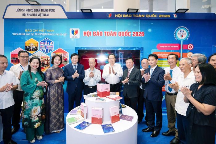 Chủ tịch Quốc hội Trần Thanh Mẫn và các đại biểu thăm gian gian trưng bày của Liên chi hội Nhà báo - Công luận. Ảnh: Phạm Thắng