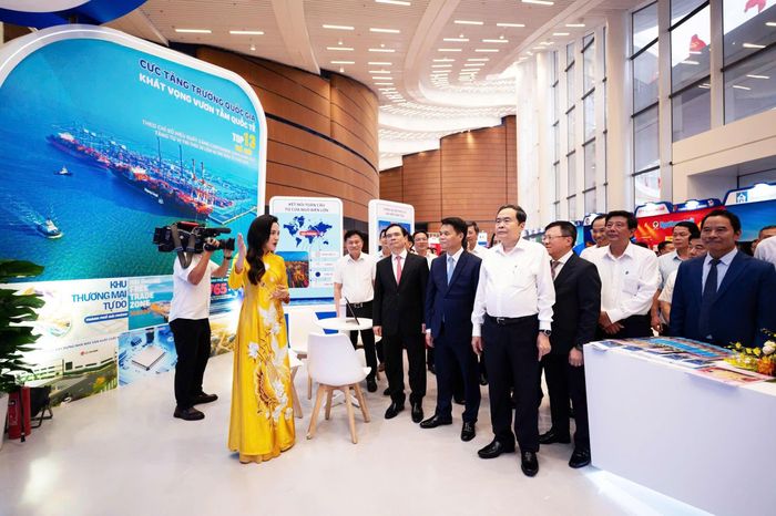 Chủ tịch Quốc hội Trần Thanh Mẫn và các đại biểu thăm gian trưng bày của Báo và Đài phát thanh, truyền hình Hải Phòng. Ảnh: Phạm Thắng