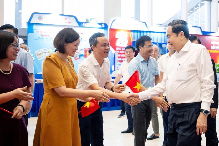 Chủ tịch Quốc hội Trần Thanh Mẫn tới thăm gian trưng bày tại Hội Báo toàn quốc. Ảnh: Phạm Thắng