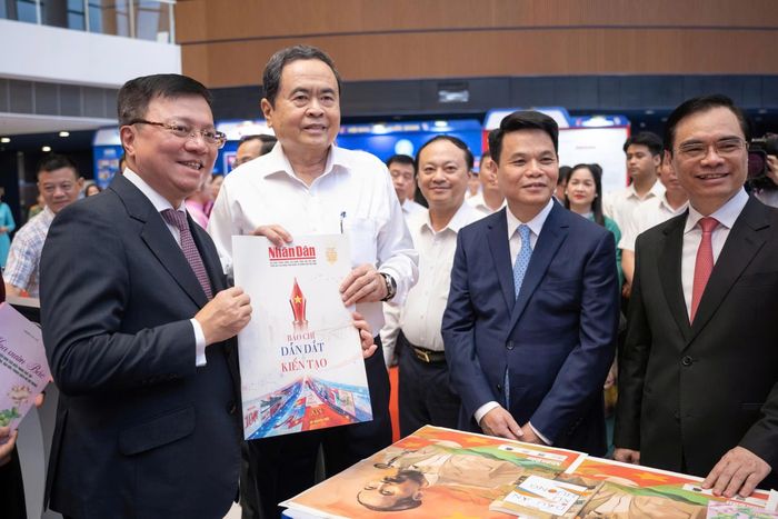 Chủ tịch Quốc hội Trần Thanh Mẫn và các đại biểu thăm gian trưng bày của Báo Nhân dân. Ảnh: Phạm Thắng