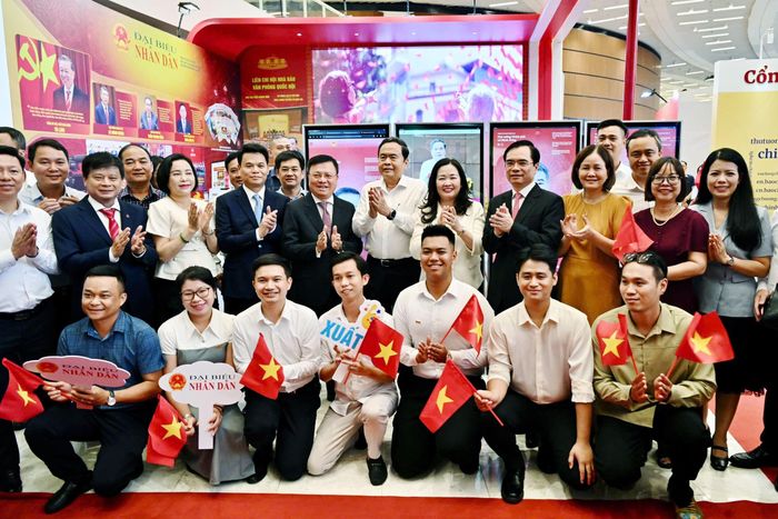Chủ tịch Quốc hội Trần Thanh Mẫn, Phó Chủ tịch Quốc hội Nguyễn Thị Thanh và các đại biểu thăm gian trưng bày của Liên Chi hội Nhà báo Văn phòng Quốc hội với chủ đề "Báo chí Quốc hội với kỷ nguyên mới" chụp ảnh lưu niệm. Ảnh: Quang Khánh