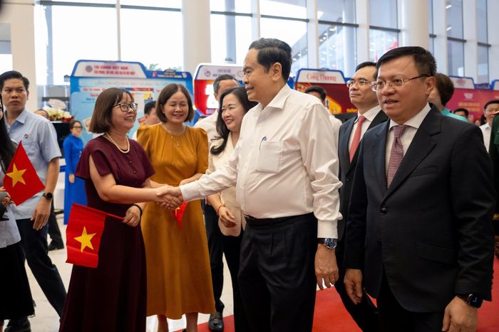 Chủ tịch Quốc hội Trần Thanh Mẫn tới thăm gian trưng bày tại Hội Báo toàn quốc. Ảnh: Phạm Thắng