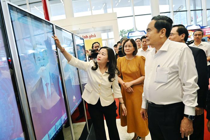 Tổng Biên tập Báo Đại biểu Nhân dân Phạm Thị Thanh Huyền giới thiệu với Chủ tịch Quốc hội Trần Thanh Mẫn về ý tưởng thiết kế và các nội dung trưng bày của Liên Chi hội Nhà báo Văn phòng Quốc hội với chủ đề "Báo chí Quốc hội với kỷ nguyên mới". Ảnh: Quang Khánh