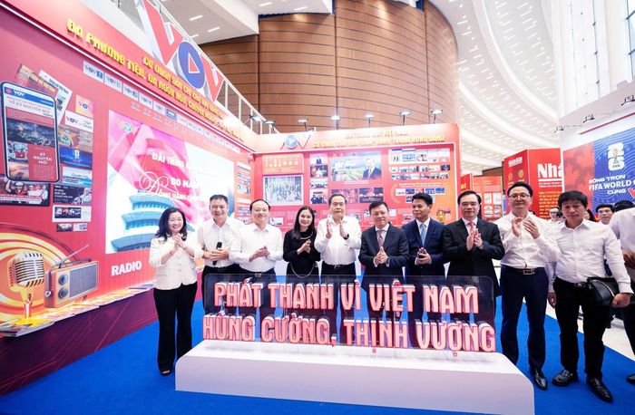 Chủ tịch Quốc hội Trần Thanh Mẫn và các đại biểu thăm gian trưng bày của Đài Tiếng nói Việt Nam. Ảnh: Phạm Thắng