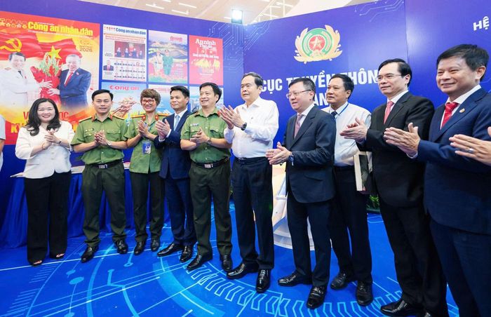 Chủ tịch Quốc hội Trần Thanh Mẫn và các đại biểu thăm gian trưng bày của Liên Chi hội Nhà báo Công an Nhân dân. Ảnh: Phạm Thắng
