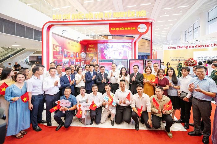 Chủ tịch Quốc hội Trần Thanh Mẫn, Phó Chủ tịch Quốc hội Nguyễn Thị Thanh và các đại biểu tham quan gian trưng bày của Liên Chi hội Nhà báo Văn phòng Quốc hội với chủ đề "Báo chí Quốc hội với kỷ nguyên mới" chụp ảnh lưu niệm. Ảnh: Phạm Thắng