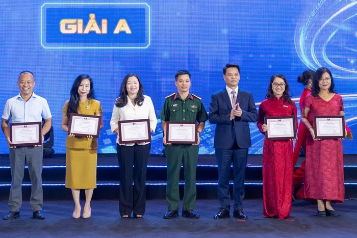 Phó Chủ tịch Liên Chi hội Nhà báo Văn phòng Quốc hội, Tổng Biên tập Báo Đại biểu nhân dân Phạm Thị Thanh Huyền (thứ 3 từ trái sang) nhận giải A Gian trưng bày ấn tượng đặc sắc. Ảnh: Phạm Thắng