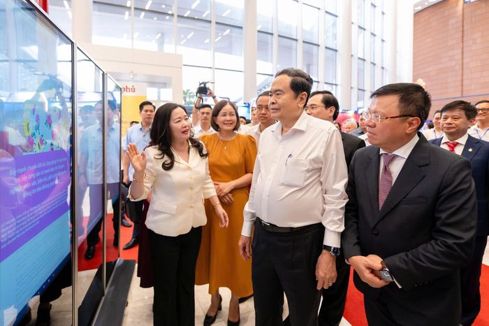 Tổng Biên tập Báo Đại biểu Nhân dân Phạm Thị Thanh Huyền giới thiệu với Chủ tịch Quốc hội Trần Thanh Mẫn về ý tưởng thiết kế và các nội dung trưng bày của Liên Chi hội Nhà báo Văn phòng Quốc hội với chủ đề "Báo chí Quốc hội với kỷ nguyên mới". Ảnh: Phạm Thắng