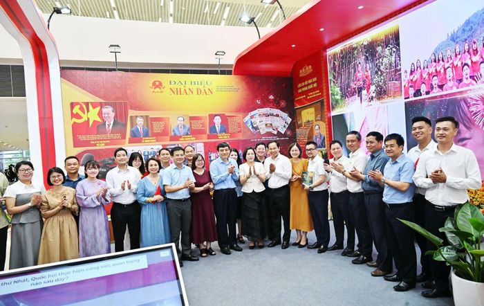Phó Chủ tịch Quốc hội Nguyễn Thị Thanh; Tổng Thư ký Quốc hội – Chủ nhiệm Văn phòng Quốc hội Lê Quang Mạnh; Chủ nhiệm Ủy ban Văn hóa và Xã hội Nguyễn Đắc Vinh thăm gian trưng bày của Liên Chi hội Nhà báo Văn phòng Quốc hội với chủ đề "Báo chí Quốc hội với kỷ nguyên mới"