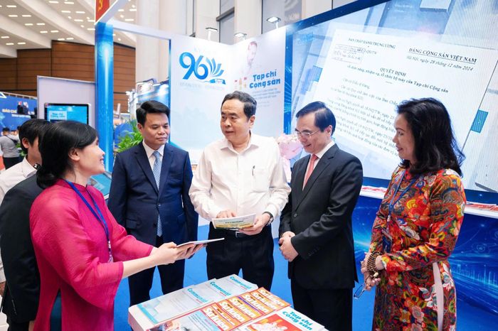 Chủ tịch Quốc hội Trần Thanh Mẫn và các đại biểu thăm gian trưng bày của Tạp chí Cộng sản. Ảnh: Phạm Thắng