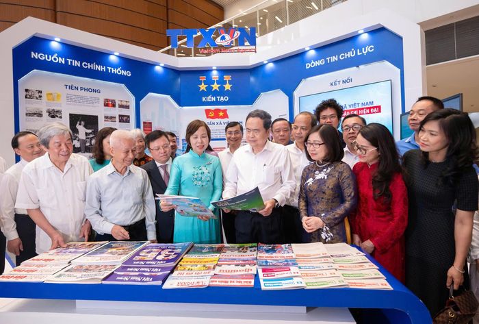 Chủ tịch Quốc hội Trần Thanh Mẫn và các đại biểu thăm gian trưng bày của Thông tấn xã Việt Nam. Ảnh: Phạm Thắng