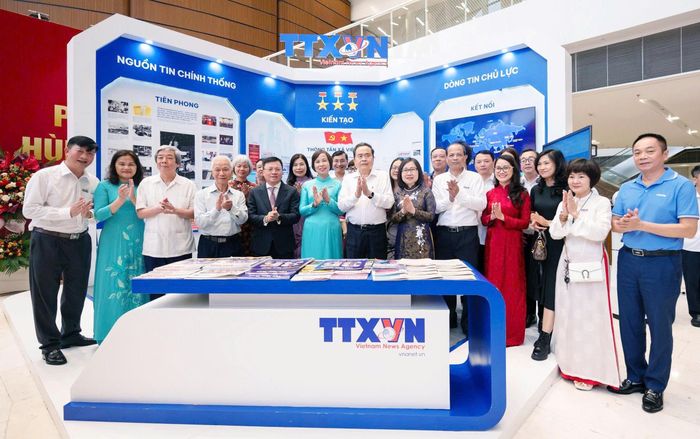 Chủ tịch Quốc hội Trần Thanh Mẫn và các đại biểu thăm gian trưng bày của Thông tấn xã Việt Nam