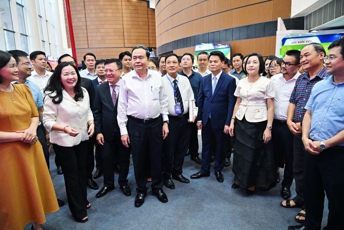 Chủ tịch Quốc hội Trần Thanh Mẫn, Phó Chủ tịch Quốc hội Nguyễn Thị Thanh và các đại biểu thăm gian trưng bày tại Hội Báo toàn quốc Ảnh: Quang Khánh