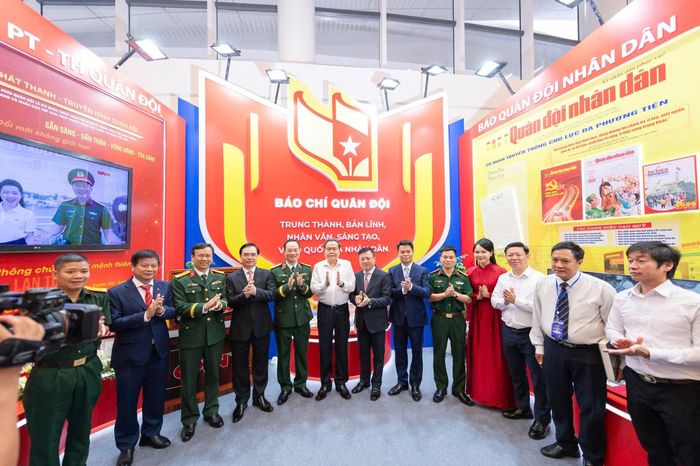 Chủ tịch Quốc hội Trần Thanh Mẫn và các đại biểu thăm gian trưng bày của Liên chi hội Nhà báo Quân đội Nhân dân. Ảnh: Phạm Thắng