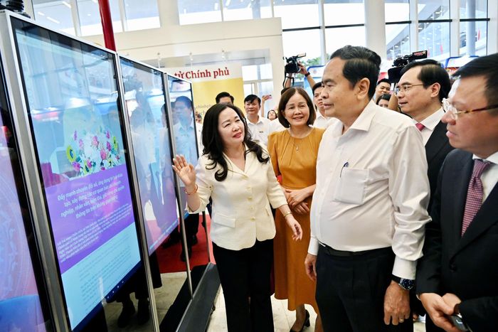 Tổng Biên tập Báo Đại biểu Nhân dân Phạm Thị Thanh Huyền giới thiệu với Chủ tịch Quốc hội Trần Thanh Mẫn về ý tưởng thiết kế và các nội dung trưng bày của Liên Chi hội Nhà báo Văn phòng Quốc hội với chủ đề "Báo chí Quốc hội với kỷ nguyên mới". Ảnh: Quang Khánh