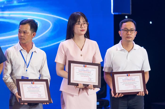 Đại diện nhóm tác giả Báo Đại biểu Nhân dân (giữa) giành giải C giải Sản phẩm báo chí ấn tượng đặc sắc. Ảnh: Phạm Thắng