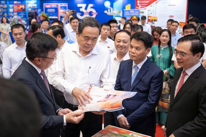 Chủ tịch Quốc hội Trần Thanh Mẫn và các đại biểu thăm gian trưng bày của Báo Nhân dân. Ảnh: Phạm Thắng