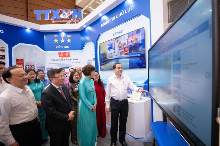 Chủ tịch Quốc hội Trần Thanh Mẫn và các đại biểu thăm gian trưng bày của Thông tấn xã Việt Nam. Ảnh: Phạm Thắng