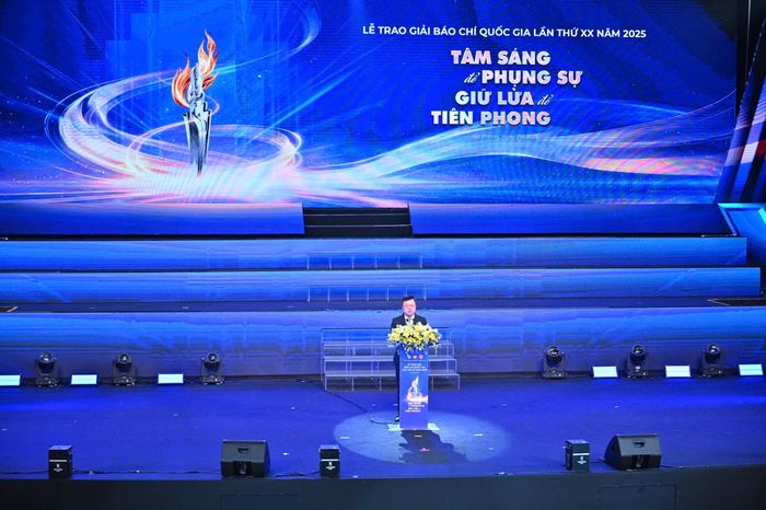Phó Trưởng Ban Tuyên giáo và Dân vận Trung ương, Chủ tịch Hội Nhà báo Việt Nam, Tổng Biên tập Báo Nhân dân, Trưởng Ban Chỉ đạo Giải Báo chí quốc gia Lê Quốc Minh phát biểu khai mạc Lễ trao giải. Ảnh: Quang Khánh