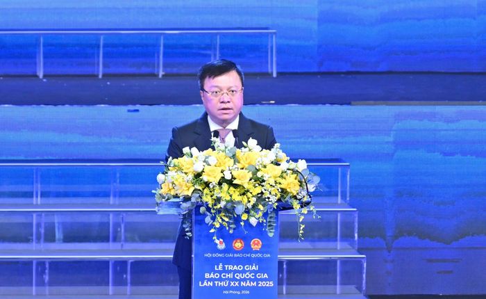 Phó Trưởng Ban Tuyên giáo và Dân vận Trung ương, Chủ tịch Hội Nhà báo Việt Nam, Tổng Biên tập Báo Nhân dân, Trưởng Ban Chỉ đạo Giải Báo chí quốc gia Lê Quốc Minh phát biểu khai mạc Lễ trao giải. Ảnh: Quang Khánh