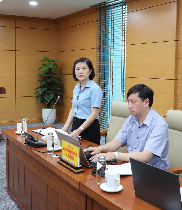 Chánh văn phòng Đoàn ĐBQH và HĐND tỉnh Nông Hoa Thương phát biểu tại phiên họp