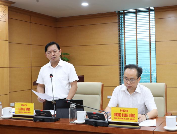 Phó Chủ tịch Thường trực HĐND tỉnh Lã Hoài Nam góp ý nội dung chương trình kỳ họp