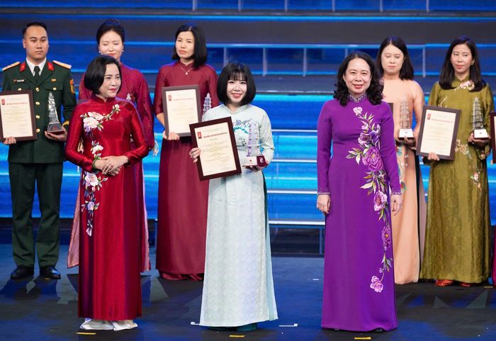 Phó Chủ tịch nước Võ Thị Ánh Xuân và Phó Chủ tịch Quốc hội Nguyễn Thị Thanh trao Giải B tặng các tác giả, nhóm tác giả. Ảnh: Phạm Thắng