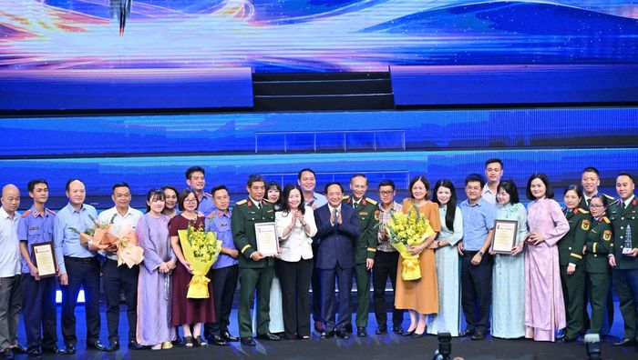 Trưởng Ban Tuyên giáo và Dân vận Trung ương Trịnh Văn Quyết và các đại biểu chụp ảnh lưu niệm cùng với các tác giả, nhóm tác giả đoạt giải. Ảnh: Quang Khánh