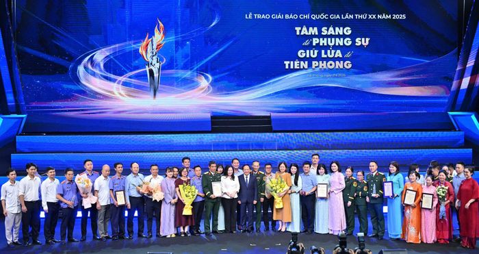Trưởng Ban Tuyên giáo và Dân vận Trung ương Trịnh Văn Quyết và các đại biểu chụp ảnh lưu niệm cùng với các tác giả, nhóm tác giả đoạt giải. Ảnh: Quang Khánh