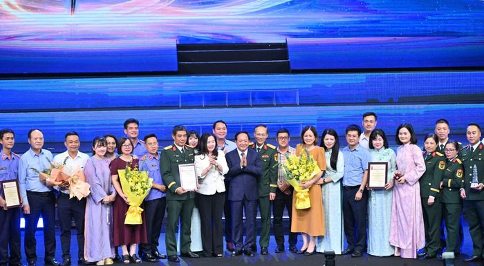 Trưởng Ban Tuyên giáo và Dân vận Trung ương Trịnh Văn Quyết và các đại biểu chụp ảnh lưu niệm cùng với các tác giả, nhóm tác giả đoạt giải. Ảnh: Quang Khánh