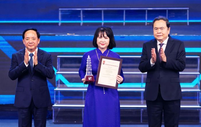 Chủ tịch Quốc hội Trần Thanh Mẫn và Trưởng Ban Tuyên giáo và Dân vận Trung ương Trịnh Văn Quyết trao Giải A tặng các tác giả, nhóm tác giả. Ảnh: Phạm Thắng
