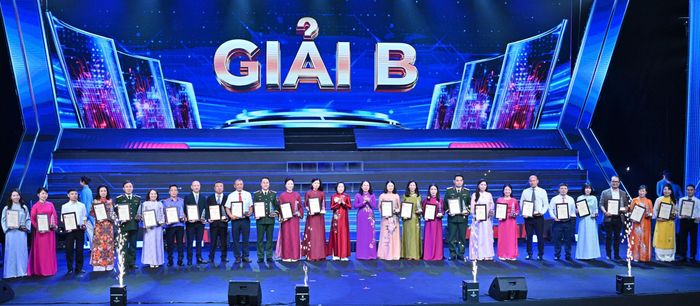 Phó Chủ tịch nước Võ Thị Ánh Xuân và Phó Chủ tịch Quốc hội Nguyễn Thị Thanh trao Giải B tặng các tác giả, nhóm tác giả. Ảnh: Quang Khánh