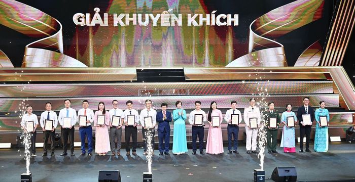 Tổng Giám đốc Thông tấn xã Việt Nam Vũ Việt Trang và Phó Chủ tịch Hội Nhà báo Việt Nam Trần Trọng Dũng trao Giải Khuyến khích tặng các tác giả, nhóm tác giả. Ảnh: Quang Khánh
