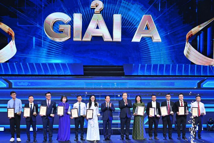 Chủ tịch Quốc hội Trần Thanh Mẫn và Trưởng Ban Tuyên giáo và Dân vận Trung ương Trịnh Văn Quyết trao Giải A tặng các tác giả, nhóm tác giả. Ảnh: Phạm Thắng