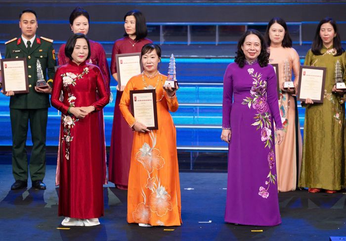 Phó Chủ tịch nước Võ Thị Ánh Xuân và Phó Chủ tịch Quốc hội Nguyễn Thị Thanh trao Giải B tặng các tác giả, nhóm tác giả. Ảnh: Phạm Thắng