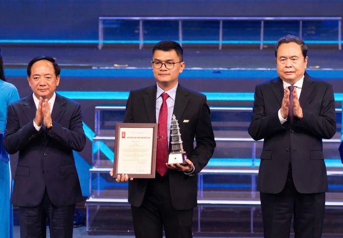 Chủ tịch Quốc hội Trần Thanh Mẫn và Trưởng Ban Tuyên giáo và Dân vận Trung ương Trịnh Văn Quyết trao Giải A tặng các tác giả, nhóm tác giả. Ảnh: Phạm Thắng