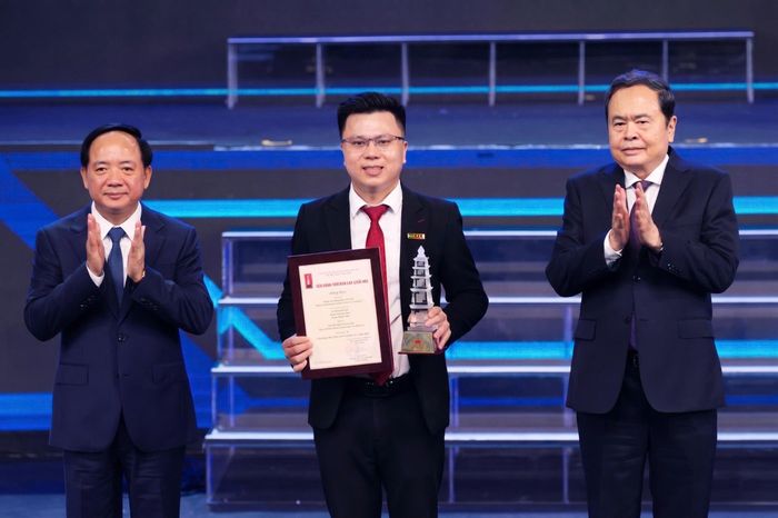 Chủ tịch Quốc hội Trần Thanh Mẫn và Trưởng Ban Tuyên giáo và Dân vận Trung ương Trịnh Văn Quyết trao Giải A tặng các tác giả, nhóm tác giả. Ảnh: Phạm Thắng