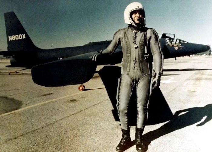 Phi công Francis Gary Powers bên cạnh máy bay U-2, năm 1959