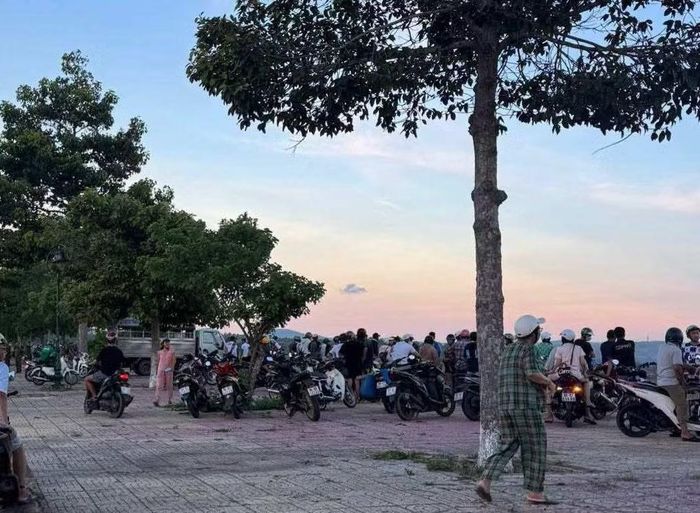 Người dân hiếu kỳ dừng xe, đến xem vụ việc.