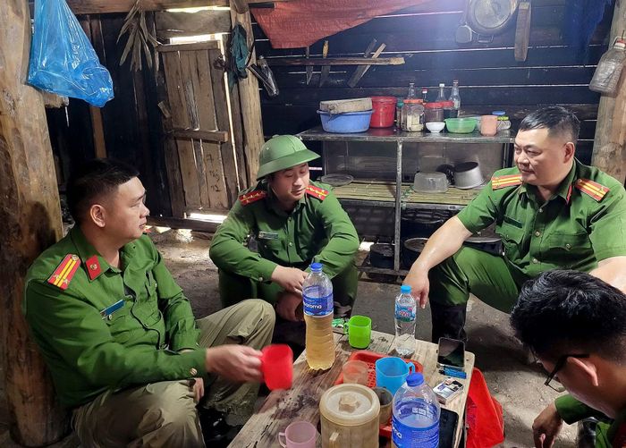 Cán bộ chiến sĩ Công an xã Bản Máy xuống cơ sở, gần dân để hiểu hơn về cuộc sống.