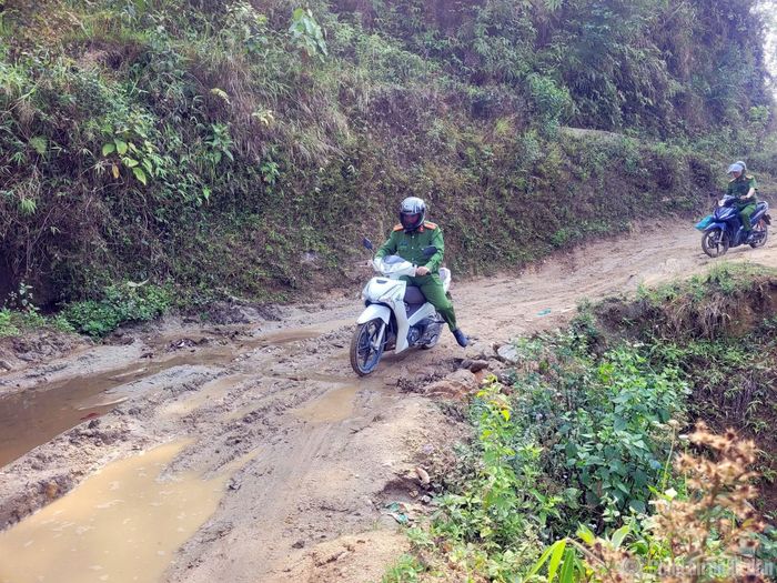 Cán bộ chiến sĩ Công an xã Bản Máy trở thành điểm tựa của nhân dân.