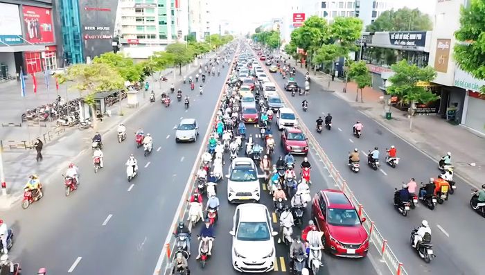 Phân làn đảo chiều trên đường Cộng Hòa để giảm ùn tắc giao thông.