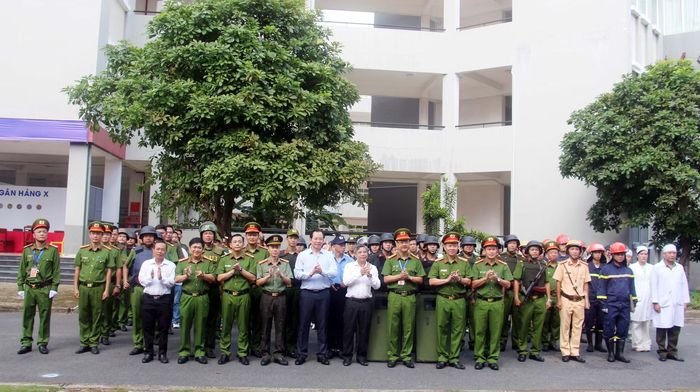 Các đại biểu động viên lực lượng tham gia diễn tập.
