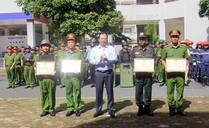 Đồng chí Vương Quốc Nam, Phó Chủ tịch UBND TP Cần Thơ trao Bằng khen của UBND TP Cần Thơ tặng các tập thể, cá nhân có thành tích xuất sắc trong diễn tập.