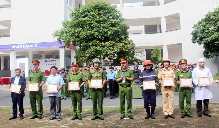 Đại tá Bùi Đức An, Phó Giám đốc Công an TP Cần Thơ trao Giấy khen của Công an TP Cần Thơ tặng các tập thể, cá nhân có thành tích xuất sắc trong diễn tập.