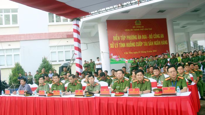 Các đại biểu quan sát, theo dõi buổi diễn tập.