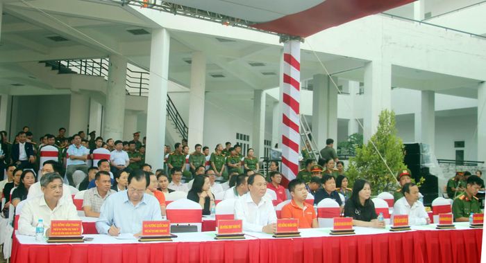 Đồng chí Đồng Văn Thanh, Phó Bí thư Thường trực Thành ủy, Chủ tịch HĐND TP Cần Thơ cùng các đại biểu quan sát, theo dõi buổi diễn tập.