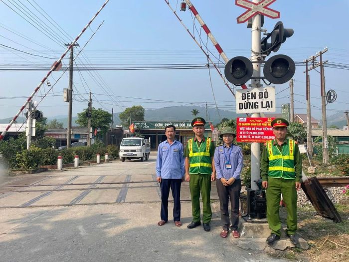 Phối hợp cảnh báo về mức xử phạt mới tại các tuyến đường ngang giao cắt với đường sắt.